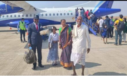 ಫ್ಲೈಟ್‌ನಲ್ಲಿ ತಾಯಿಯ ಬರ್ತ್ ಡೇ ಸೆಲೆಬ್ರೇಟ್ ಮಾಡಿದ ಪೊಲೀಸ್