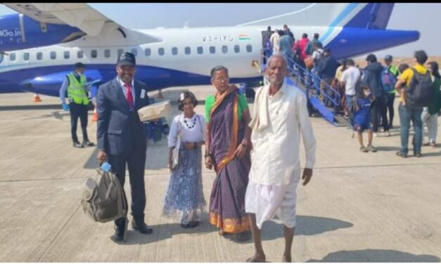 ಫ್ಲೈಟ್‌ನಲ್ಲಿ ತಾಯಿಯ ಬರ್ತ್ ಡೇ ಸೆಲೆಬ್ರೇಟ್ ಮಾಡಿದ ಪೊಲೀಸ್