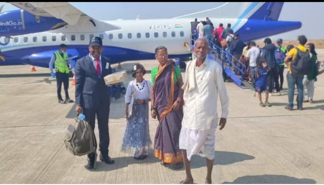 ಫ್ಲೈಟ್‌ನಲ್ಲಿ ತಾಯಿಯ ಬರ್ತ್ ಡೇ ಸೆಲೆಬ್ರೇಟ್ ಮಾಡಿದ ಪೊಲೀಸ್