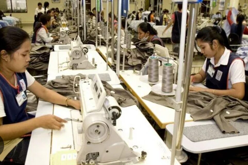 ಗಾರ್ಮೆಂಟ್ಸ್ ನೌಕರರ ವೇತನದಲ್ಲಿ ಶೇ.14ರಷ್ಟು ಹೆಚ್ಚಳ: ಯಾರ್ ಯಾರಿಗೆ ಎಷ್ಟು ಸಂಬಳ..?